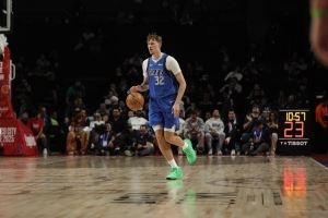 尼克-杨:弗拉格的新秀赛季不会像文班一样 他需要慢慢学习